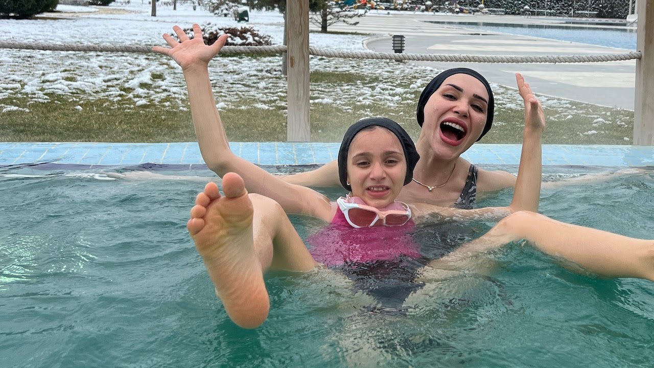 KARLI HAVADA BAHÇEDE YÜZDÜK | AQUAPARK VLOG !!