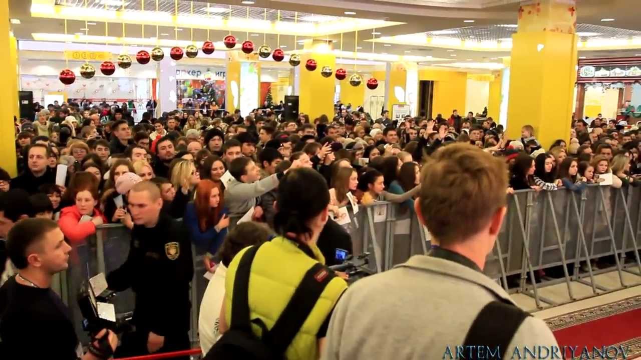 Aged Paris Hilton arrived in Russia (Ufa city)! Many fans, crush, autograph session!!