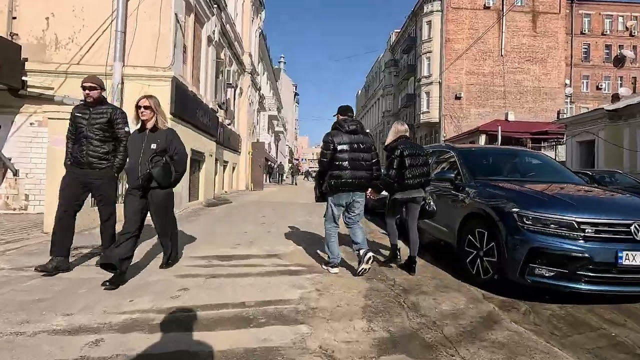 Встречаем перый день весны.  Плывем по харьковким улицам на встречу мокрым приключениям.
