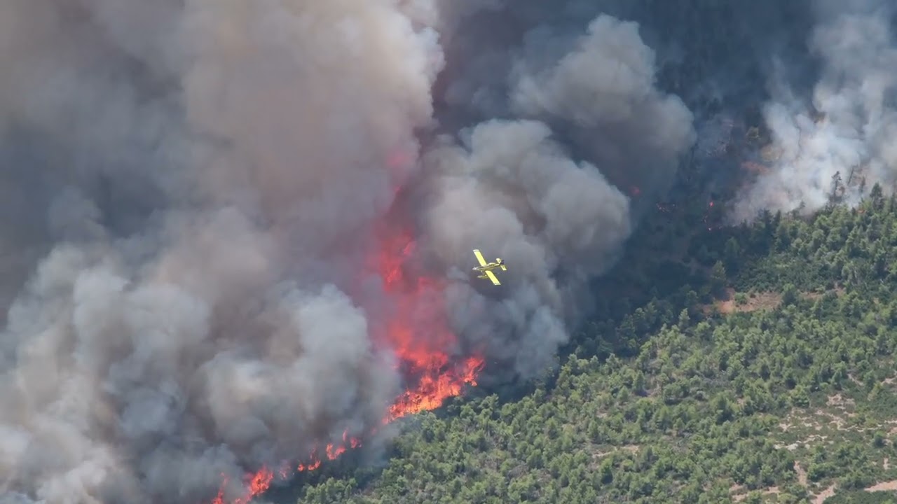 Φωτιές στην Ελλάδα: Συγκλονιστικά πλάνα από ελικόπτερο της πυροσβεστικής