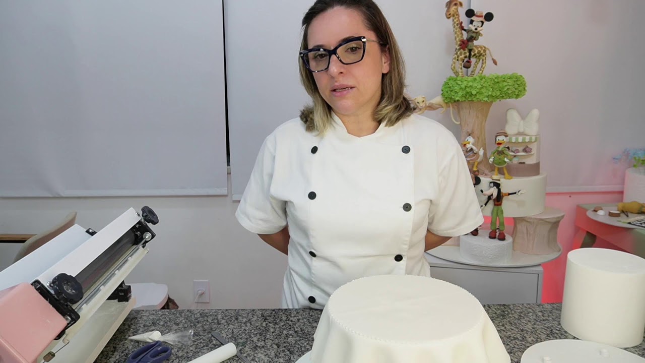 Como fazer uma saia para seu bolo de batizado