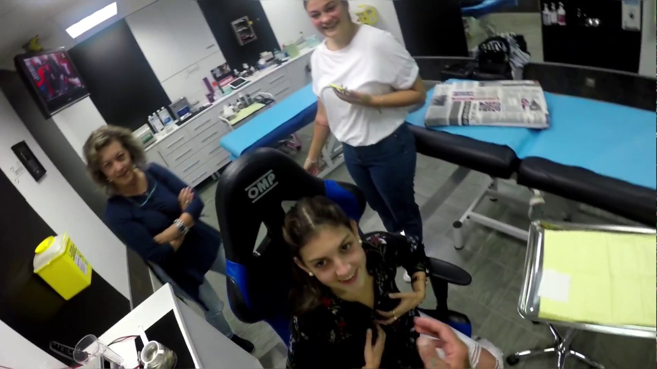 HACIENDO DOS PIERCINGS A LA CHICAS MÁS NERVIOSA DEL MUNDO 👧👧-UPPER LOBE 💉HÉLIX 💉 😉😋