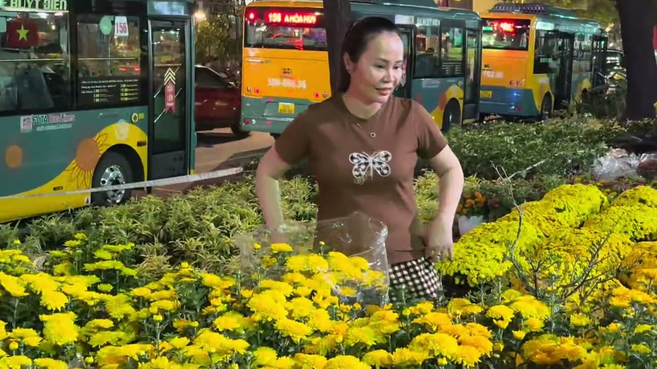 Tối 26 Tết bà con chen chúc đi mua hoa giá rẻ 50k, 100k tại công viên 23/9