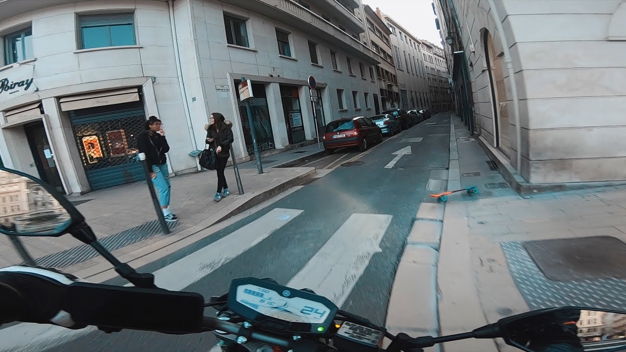 ELLE  ME JETTE SON SKATE QUAND JE PASSE ! 😡