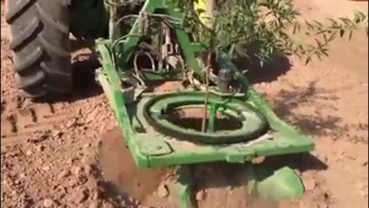 الة لعمل حلقة (حوض للماء) حول الشجرة