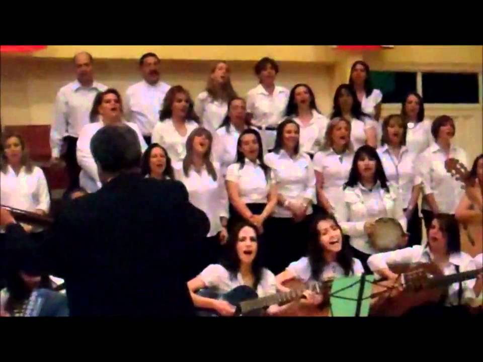 La estudiantina ensayando la canción 