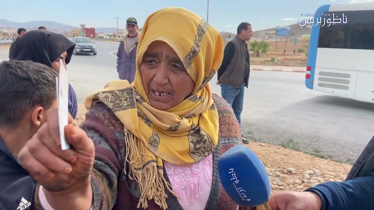 شاهدوا.. ساكنة دوار “عين الذيب” ضواحي الناظور يحتجون للمطالبة بالاستفادة من البقع الأرضية .
