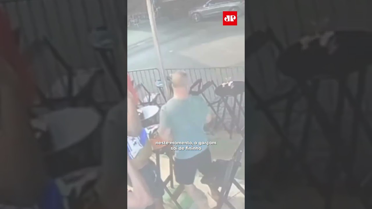 Grupo de amigos &eacute; assaltado em bar no RJ #shorts