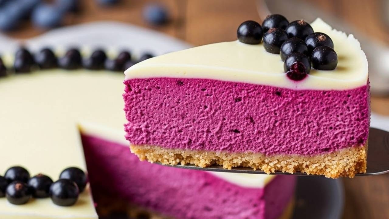 Alle sind verrückt nach diesem schwarzen Johannisbeer Käsekuchen! Und er ist no bake! 💜