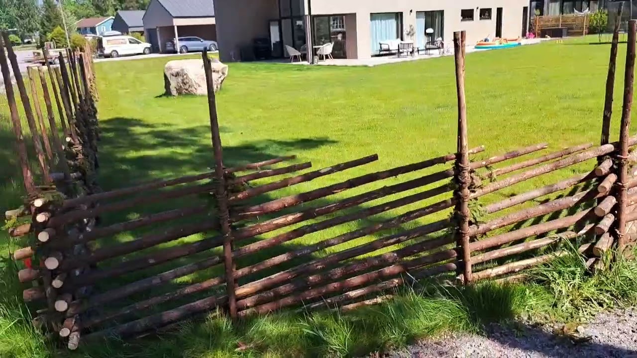 G&auml;rdsg&aring;rd vid modernt ladhus.