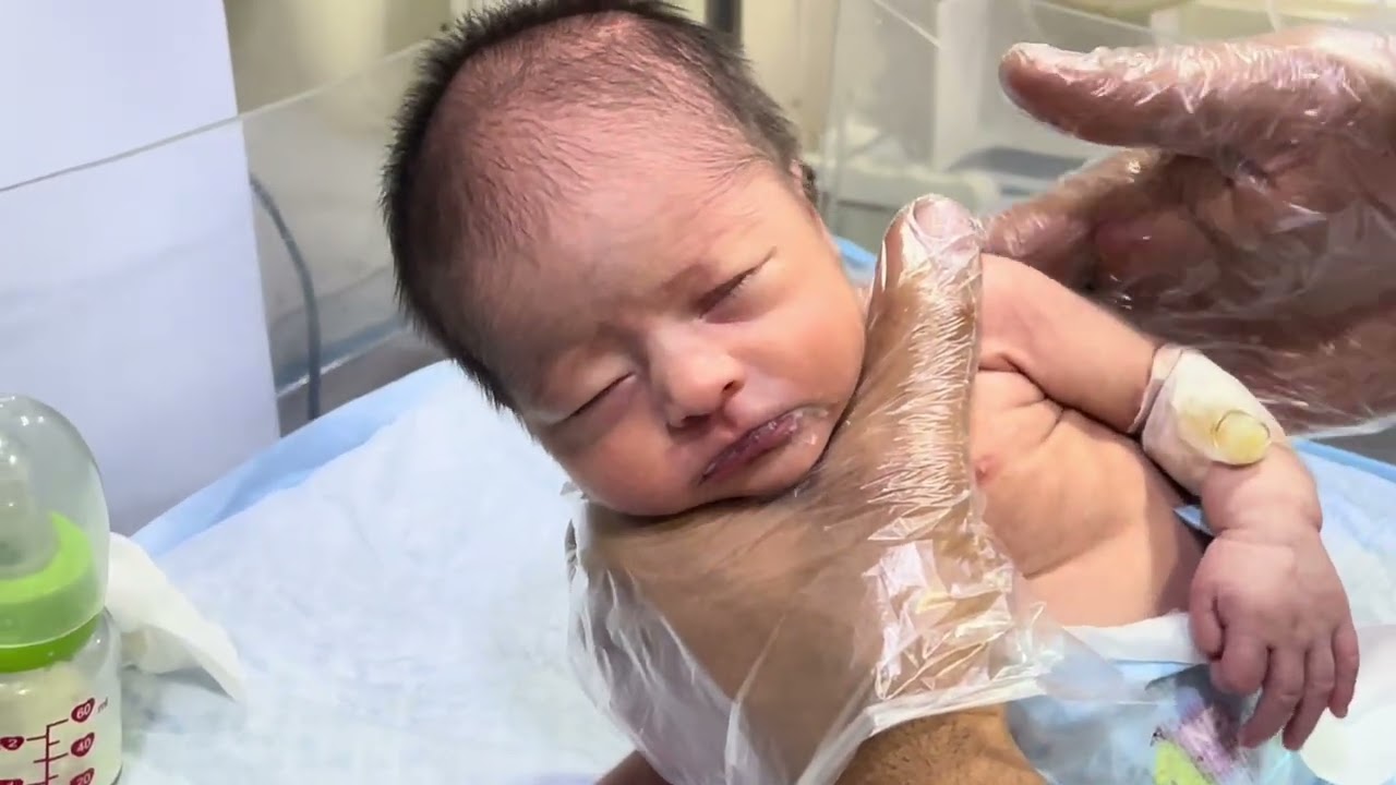 So Adorable! This Baby’s Feeding Will Amaze You 🍼👶 #CuteBaby #BabyFeeding