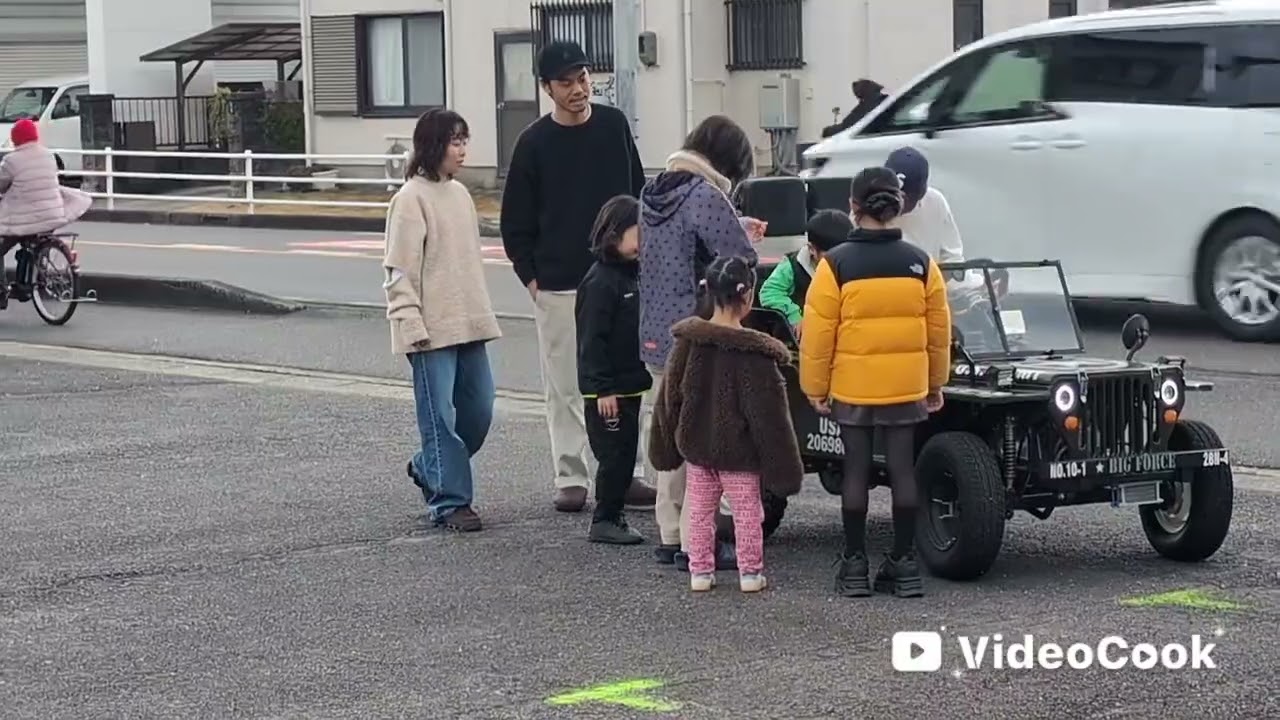 ミニジープ、子供達に見つかる