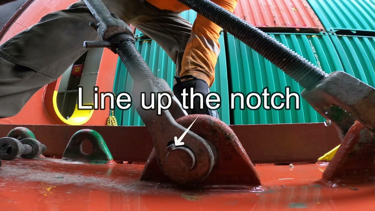 Container Ship Lashing - Moresby Chief - drop (delash) Longshoreman work