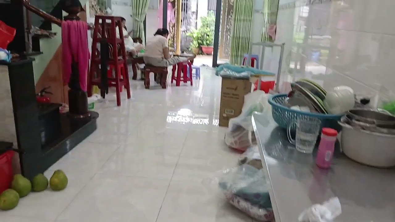 Hai ông bà đến xem nhà vợ chồng con trai.