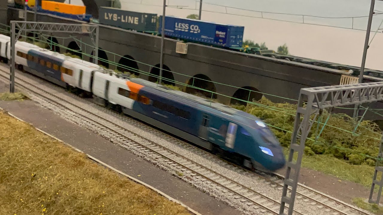 Great Electric Train Show 2022- modern image running