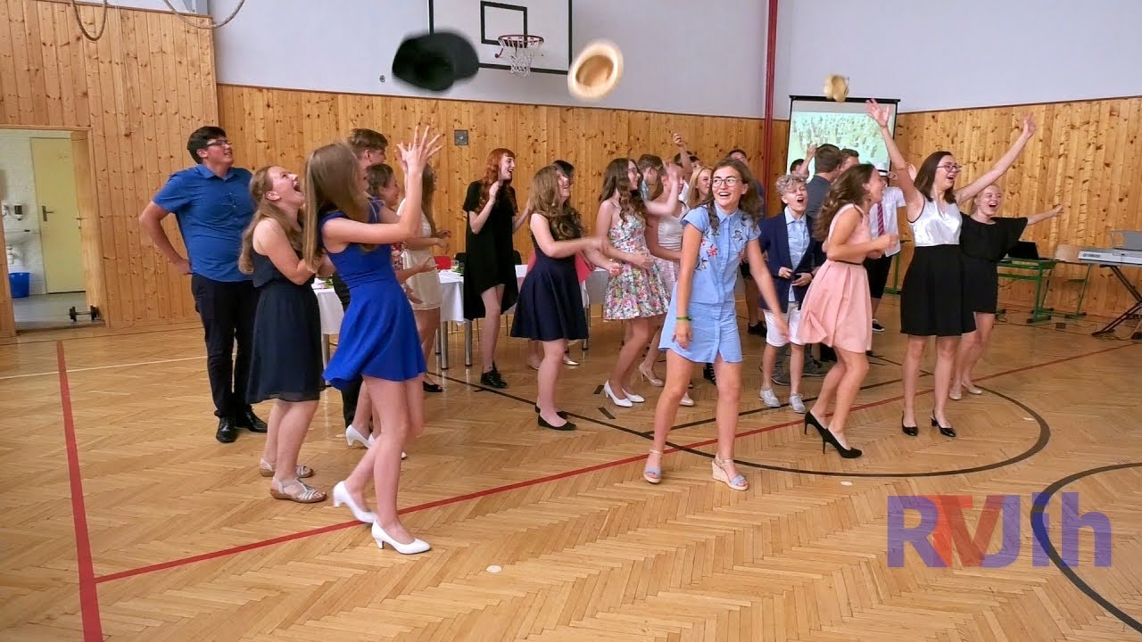 Žáci 9 B  se emotivně rozloučili se svou základní školou