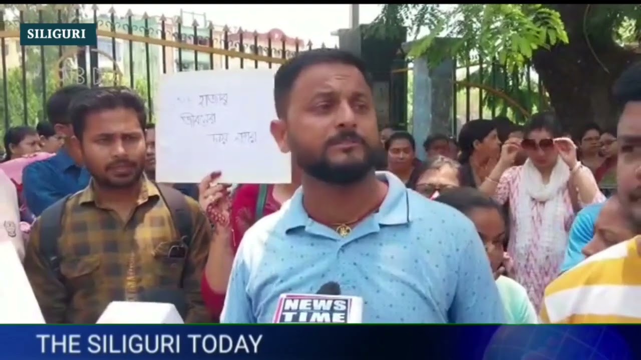 Protest by primary school teachers against cancellation of jobs of untrained primary teachers