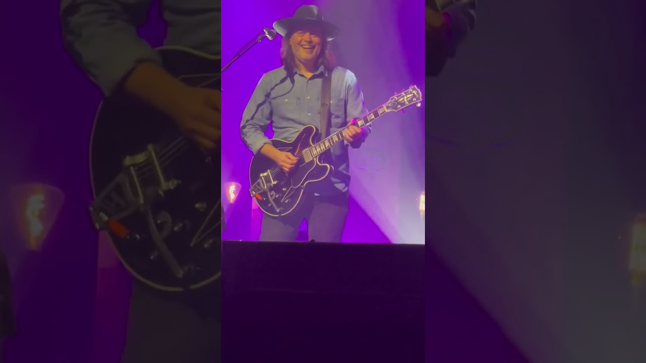 Garou PAVILLONS SOUS BOIS 26 11 2023 SWEET CAROLINE