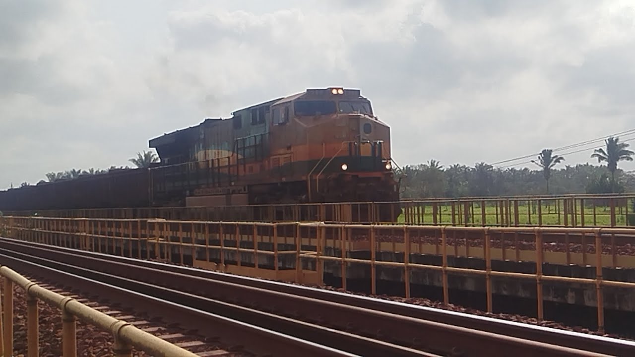 Trem de Minério 330 vagões vazio passando na ponte do Km 111 sentido Carajás-PA!