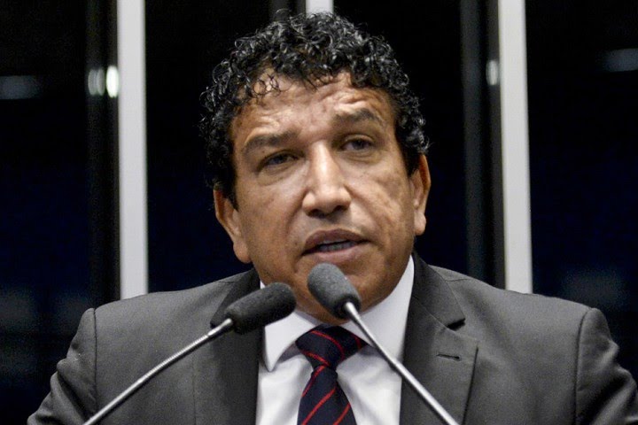 Magno Malta critica proposta de aumento do teto salarial