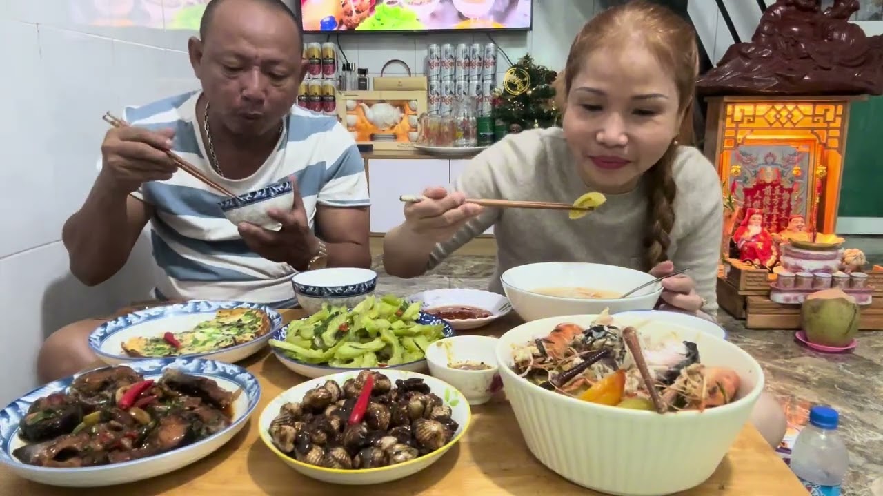 Mời cả nhà ăn cơm canh chua tôm sò huyết xào me cá kho trứng chiên 