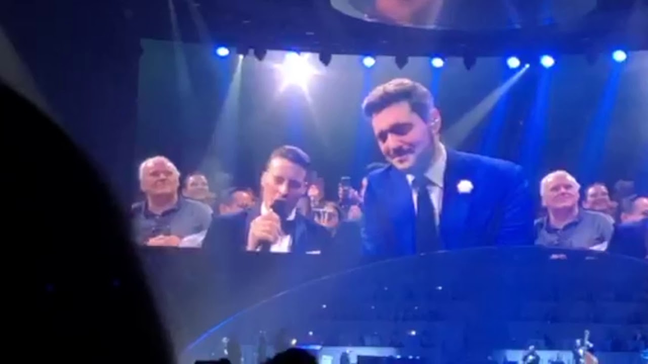 Audience member Carl-Henrik Nilsen singing Stardust with Michael Bublé
