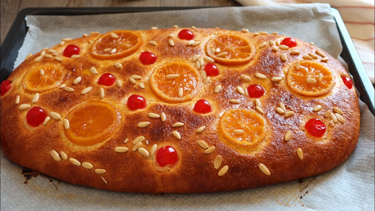 Coca de san juan con naranja y piñones