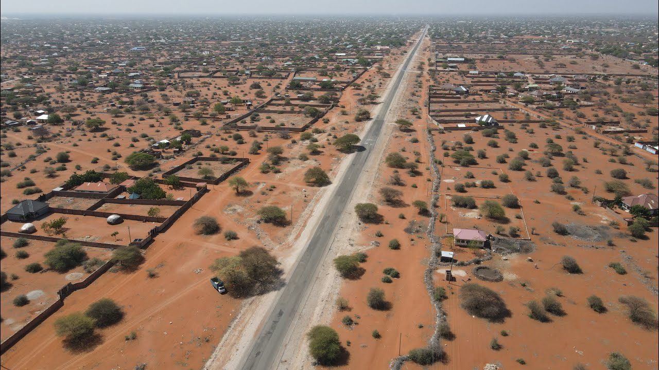 Gavana Ahmed Abdullahi oo Hirgeliyey 50KM oo Wadooyin Laami ah Gudaha Magaalada Wajeer.