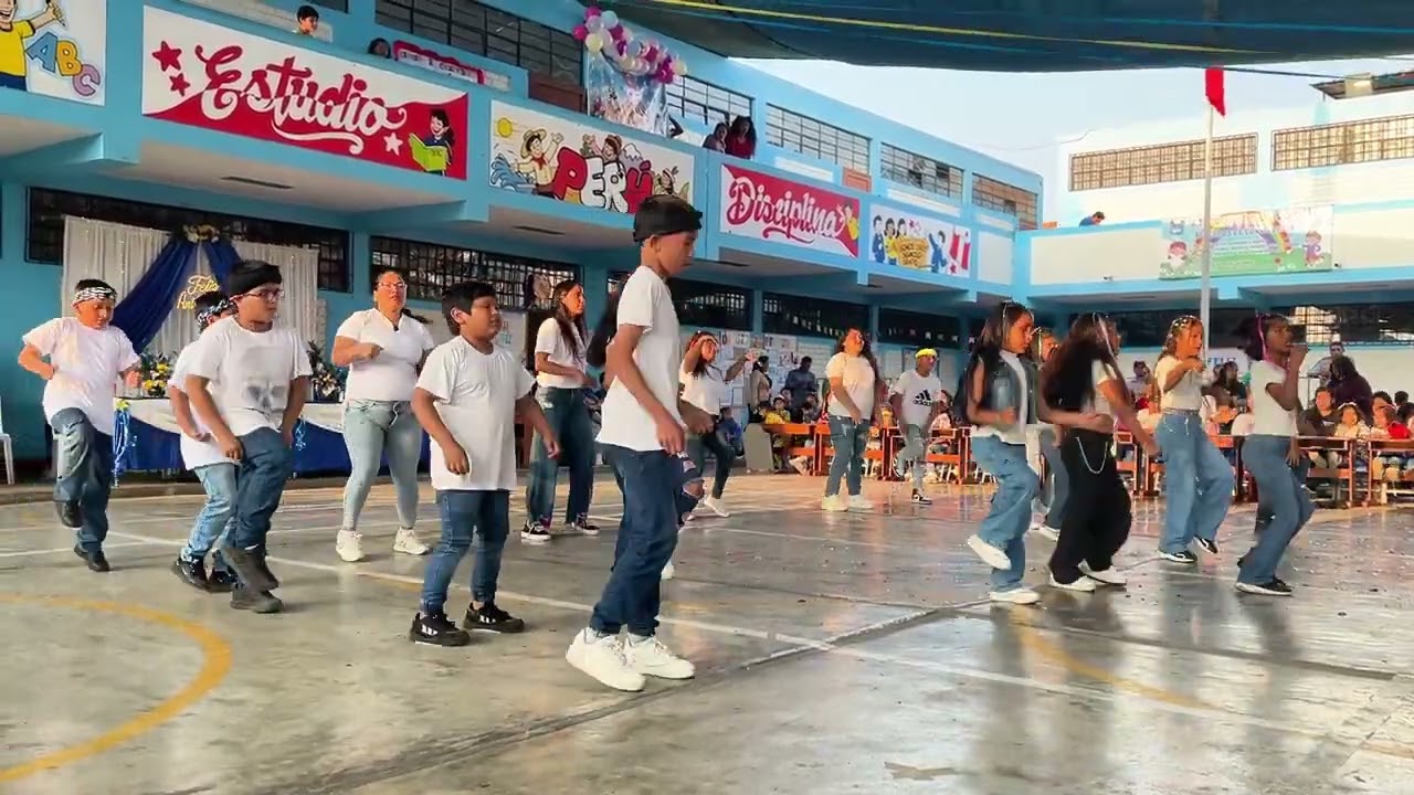 ACTUACIÓN DEL COLEGIO DE ADRIANO 🥳 BAILANDO 🥳