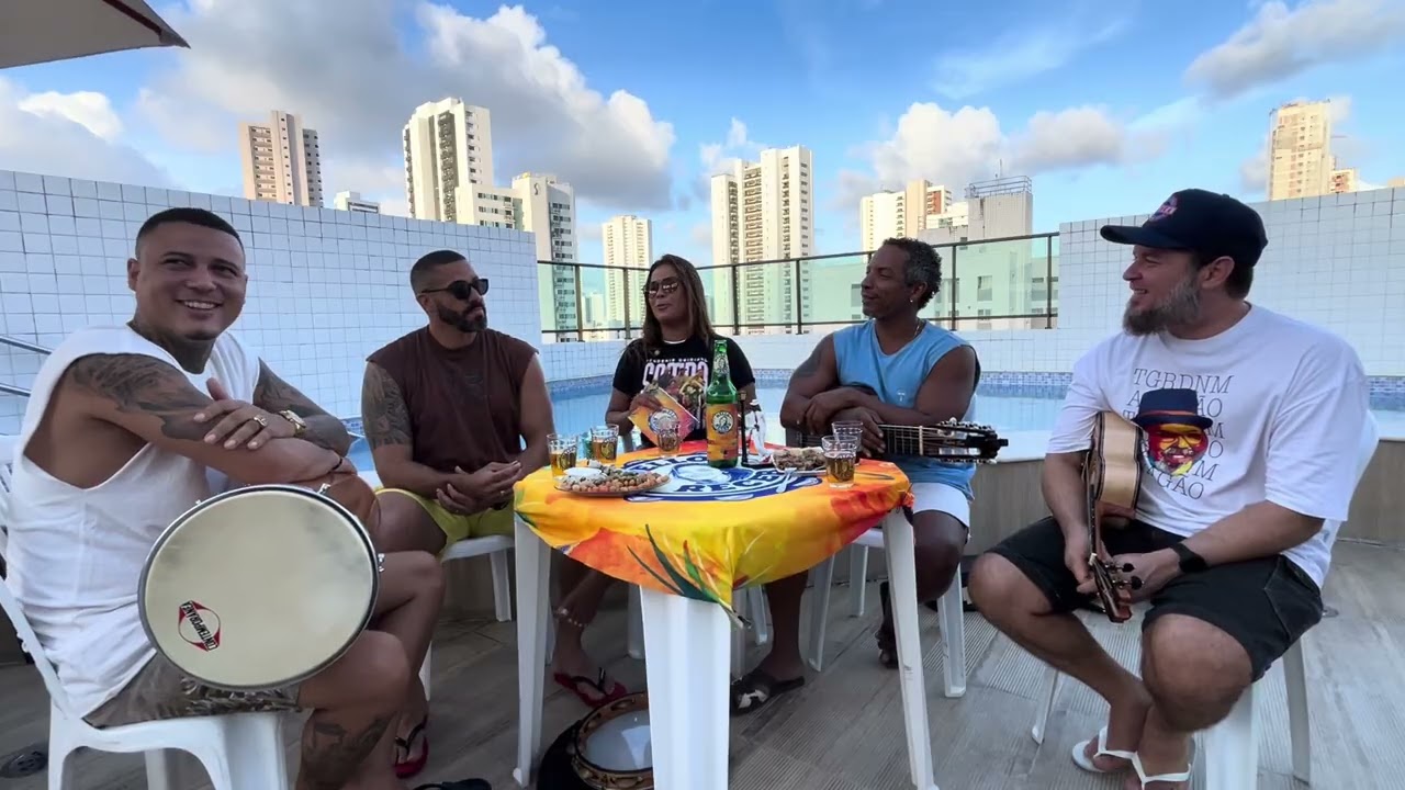 Hello recebe De cara com o samba 