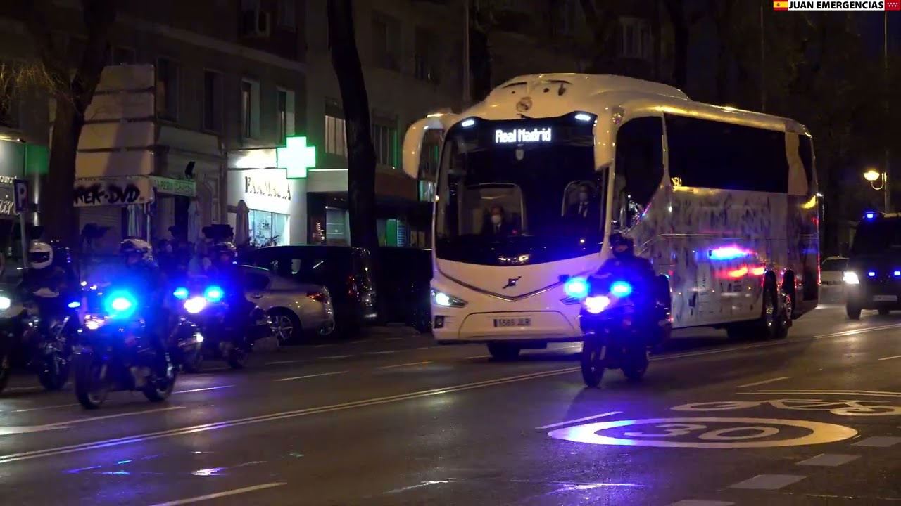 Escolta autobus Real Madrid llegando al Bernabeu . Champions Madrid- PSG 09/03/2022