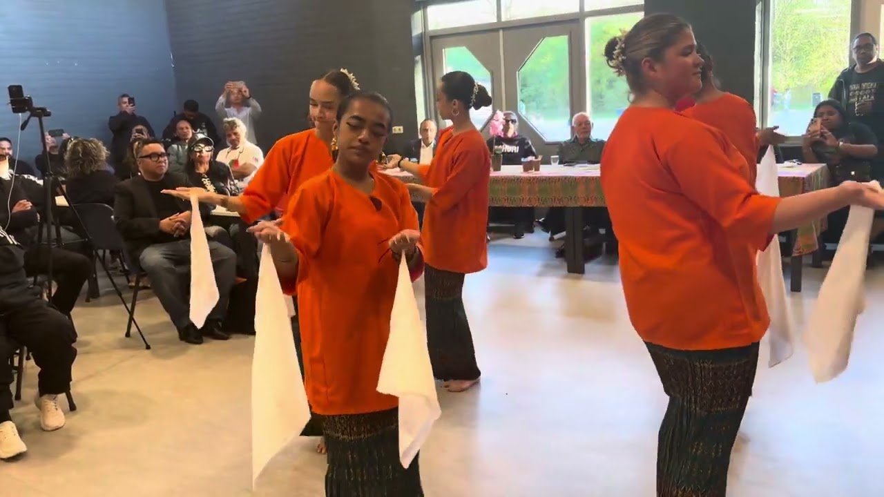 Dewi Roemeon met haar groep Kawan-Kawan tijdens Hari Pahlawan op 12-4-2025 in Wierden