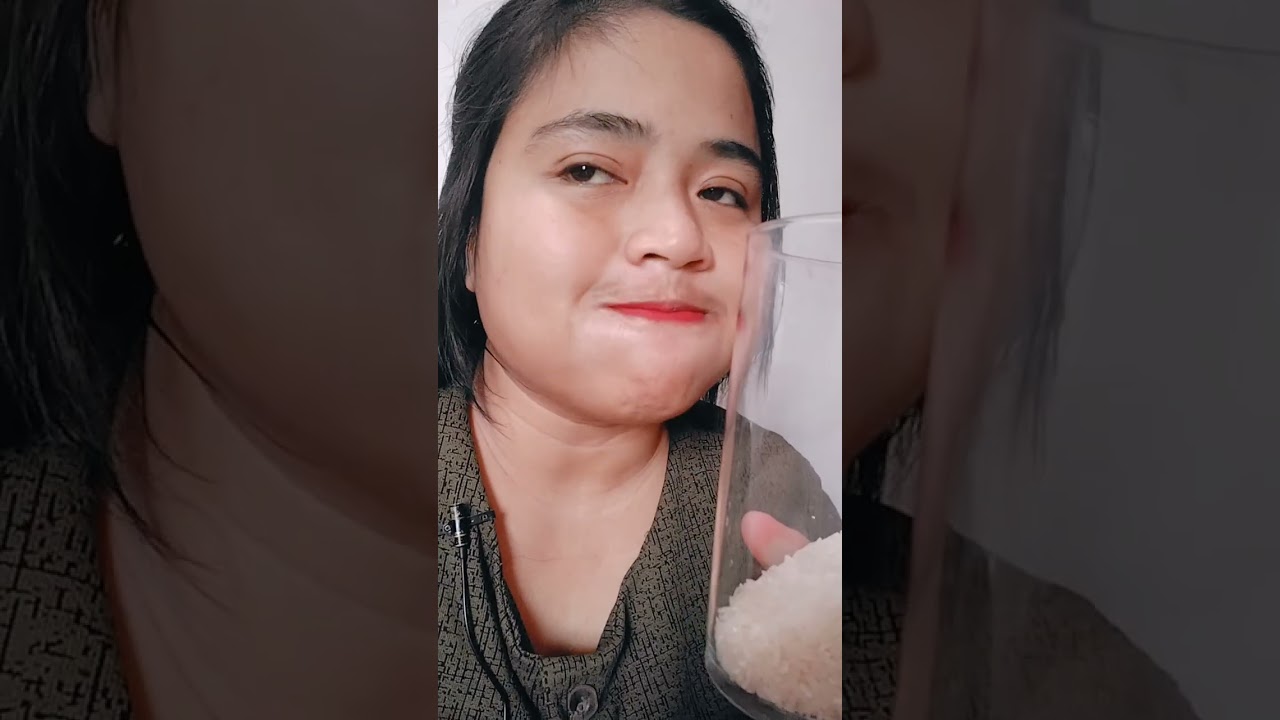 makan beras mentah di toples bening kaca