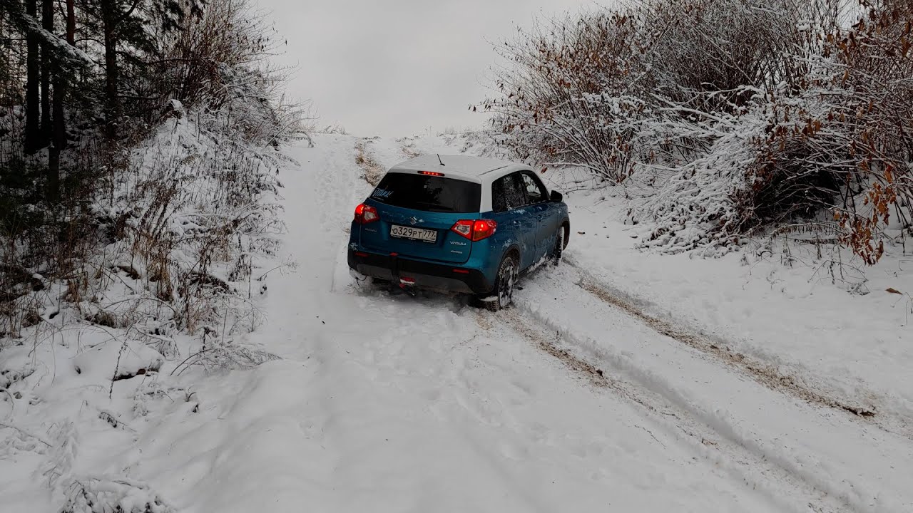 Jeep Cherokee вытаскивает застрявшую в карьере Suzuki Vitara. УАЗ тащит Skoda Yeti. Снежные горки