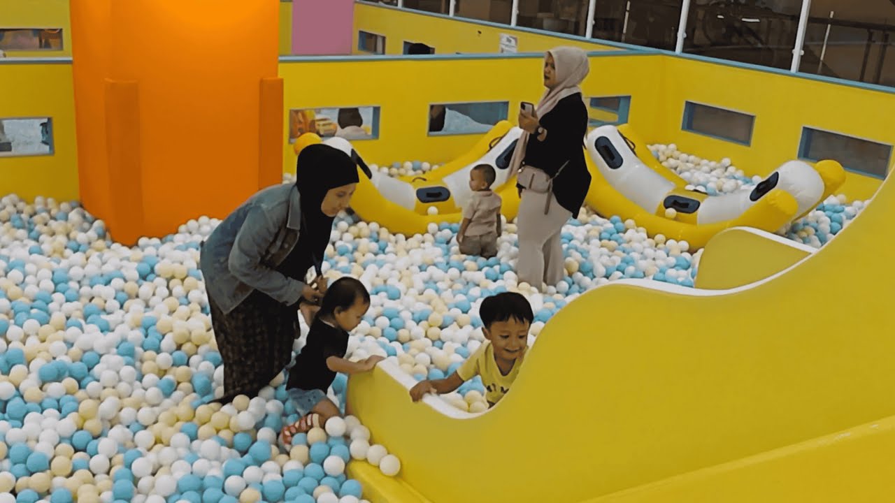 Mandi Bola Warna-Warni! Serunya Main di Playground Anak