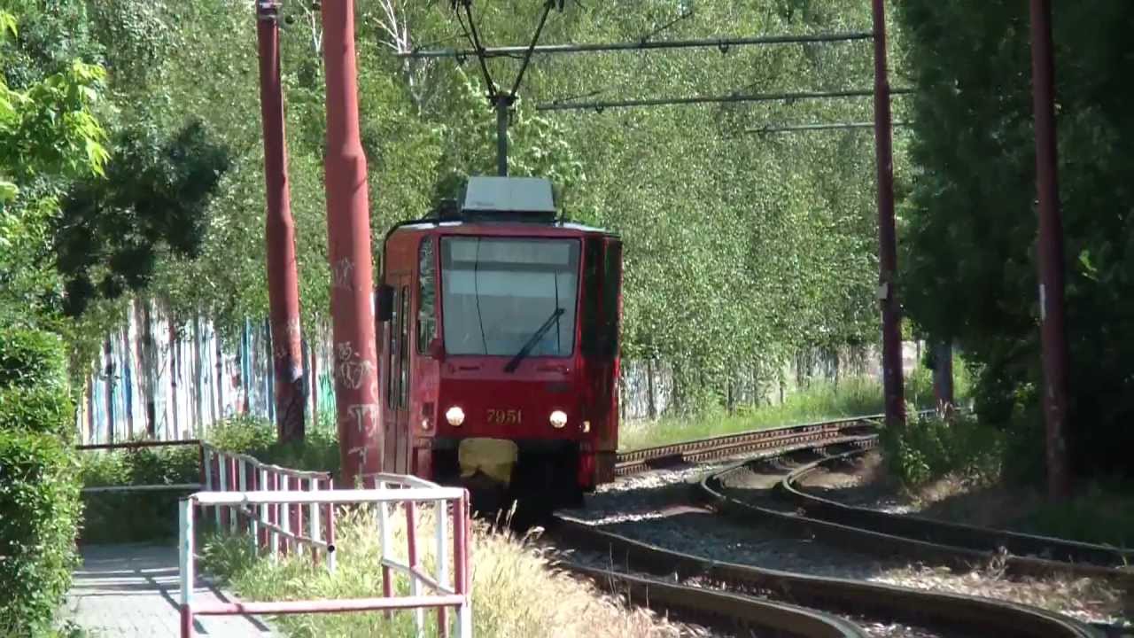 Stretnutie dvoch električiek typu Tatra ČKD T6 s reklamou na Bratislavu na Račianskej šikane