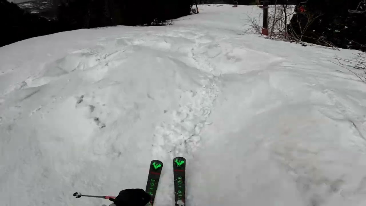 こんなスキーヤーは嫌だ！3月上旬の土曜日・スキー場はガラガラでとても寂しかった・少しだけ新雪ありのコブ滑走！