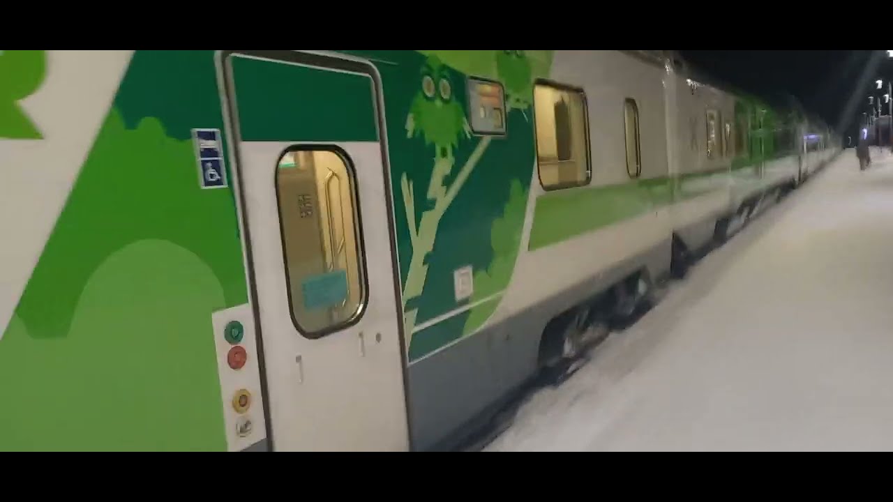 IC 266 Rovaniemi-Helsinki arrives to Vihanti railway station.