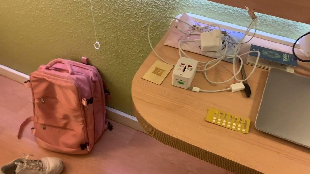 ASMR: tour pelo meu quarto de hotel na Alemanha / voz suave