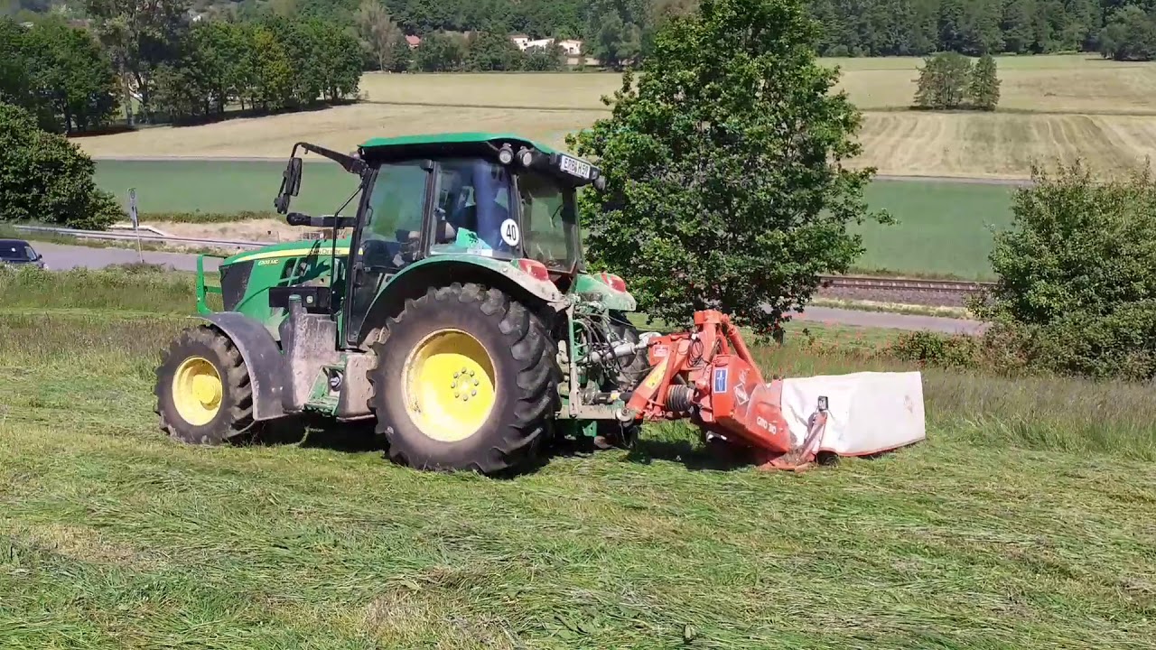1 Schritt 2020 Mähen mit John Deere 6105 MC und Kuhn GMD 310