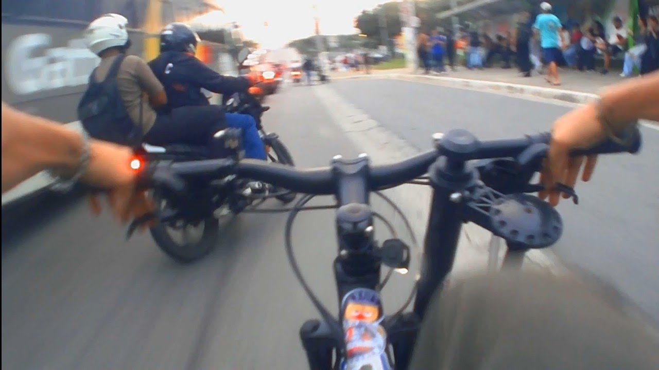 MOTOQUEIRO SE JOGO NA FRENTE - TOMA BUZINADA NO OUVIDO 