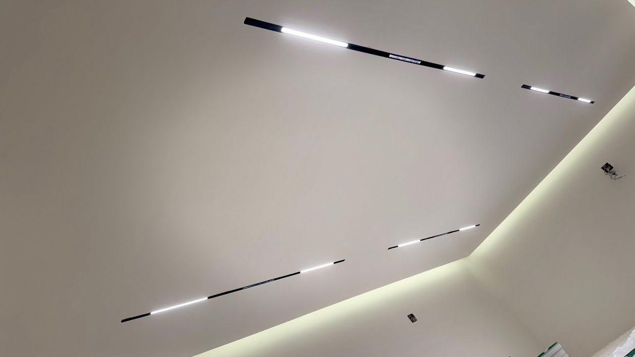 magnetic track light LED light that is very easy to install.The feature of this magnetic track light
