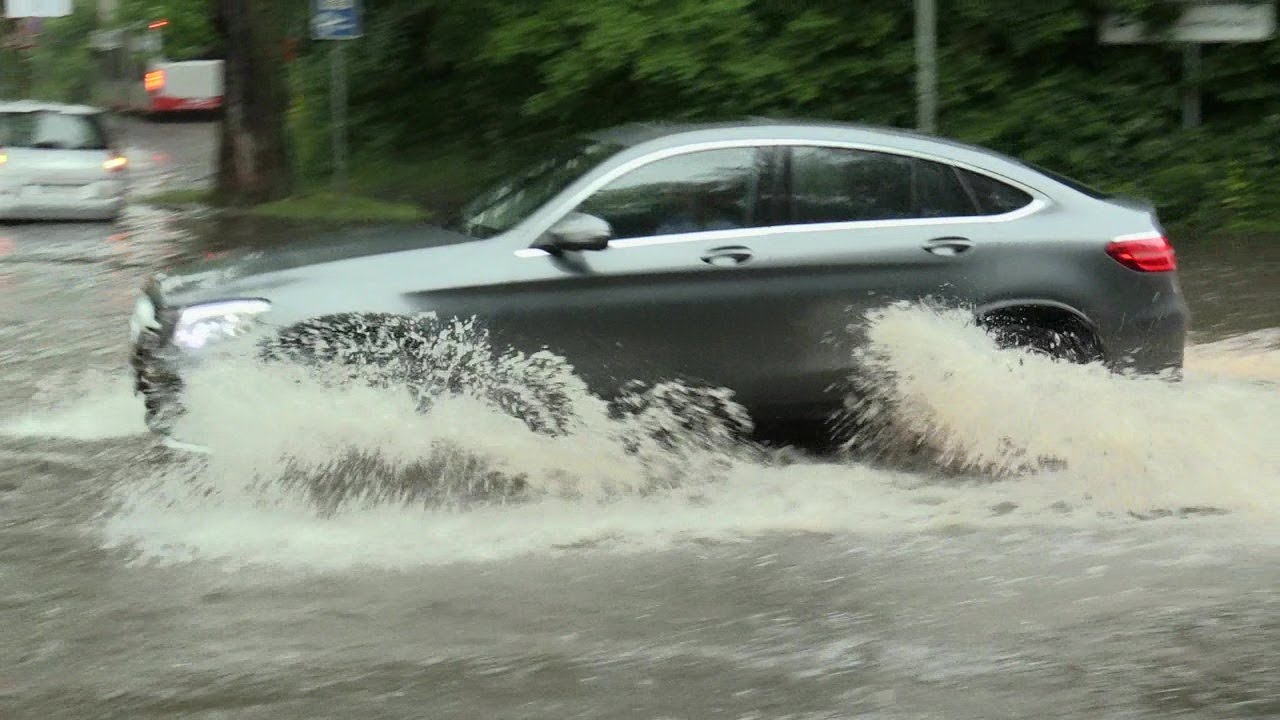 [UNWETTER MIT ÜBERFLUTUNGEN IN DUISBURG] - Straßen nach Gewitter & Starkregen unter Wasser -
