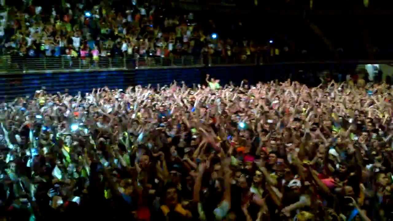 Avicii - Penn State University - Zombie Nation (Encore)