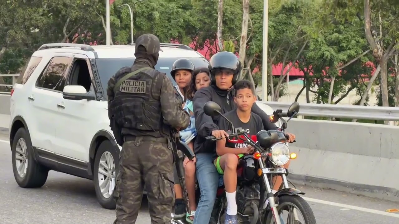 Humo y militares en los alrededores de Fuerte Tiuna y uno de sus accesos