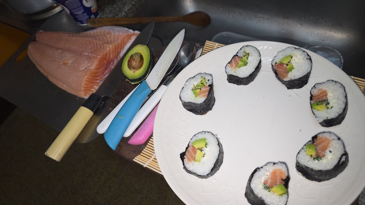 Preparando Sushi roll de salmón. 