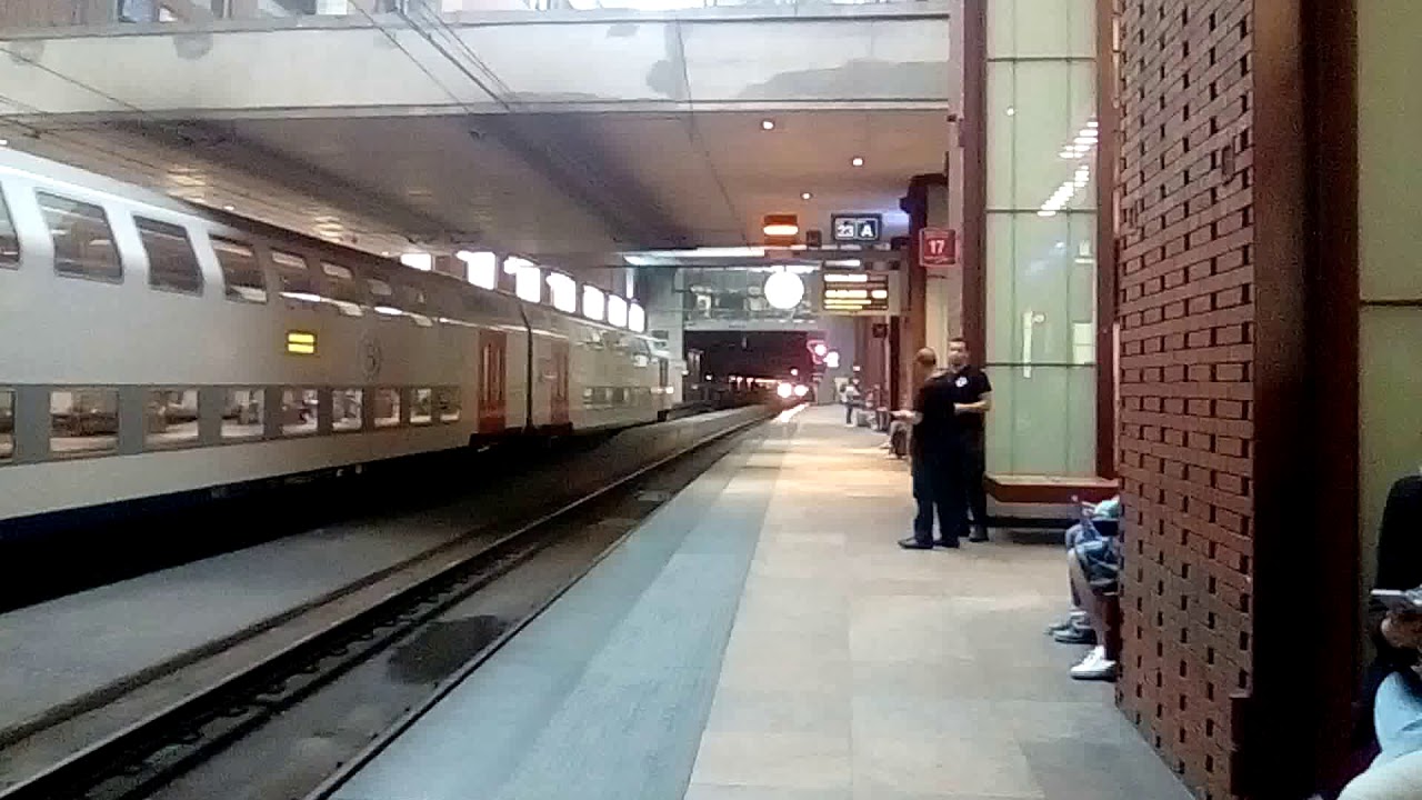 Thalys arriveerd en vertrekt op station Antwerpen-Centraal