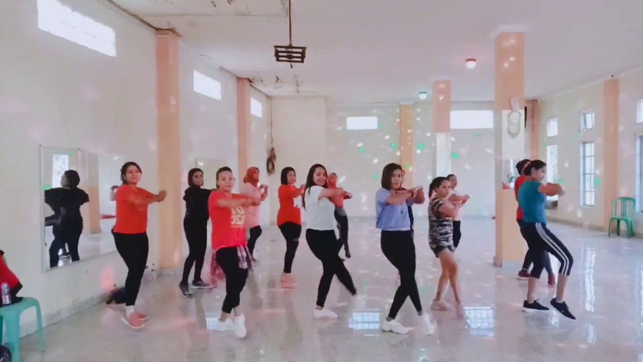 RED RED WINE- UB40// ROTE ZUMBA CREW// ZIN NHENO