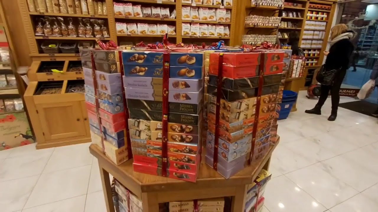 دخلت واحد محل في بروكسل ، شفت العجب، اخر ماخرج من انواع الشوكولاته 🥮