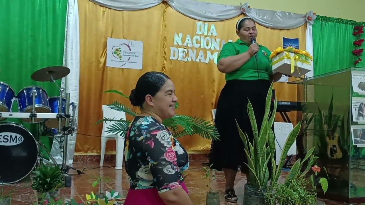 El rosario entrega de agradecimiento a hna JUDITH MURILLO